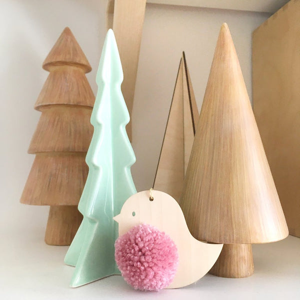 The pompom robin decoration with pink pompom
