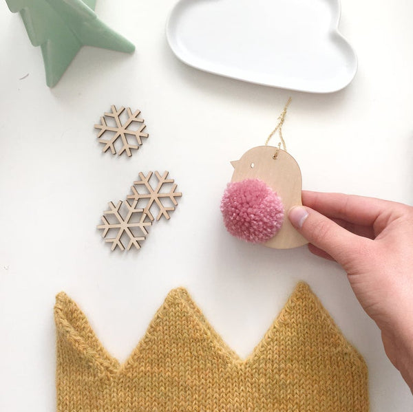 Pompom robin with pink pompom decoration