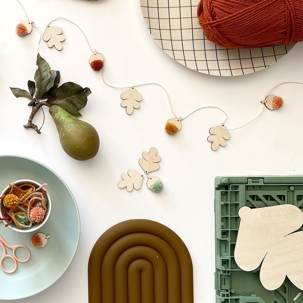 Acorn autumn garland laid on table