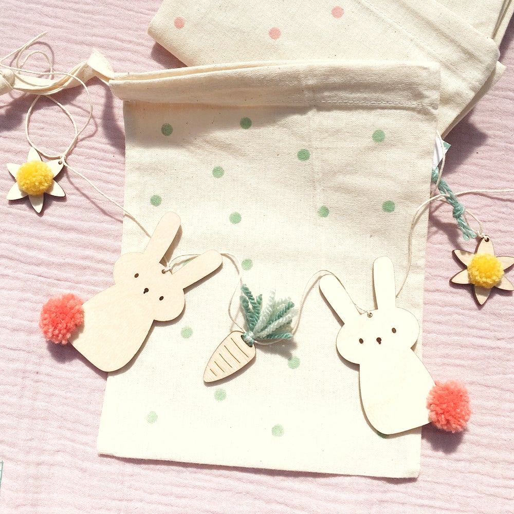 Hop spring garland on polkadot dust bag