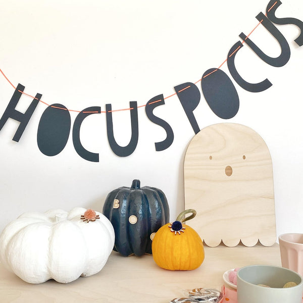 Wooden big ghost plaque with hocus pocus wall decoration and mini pumpkins