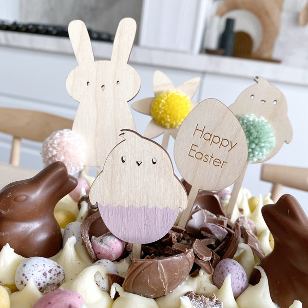 Close up of the Easter Cake toppers